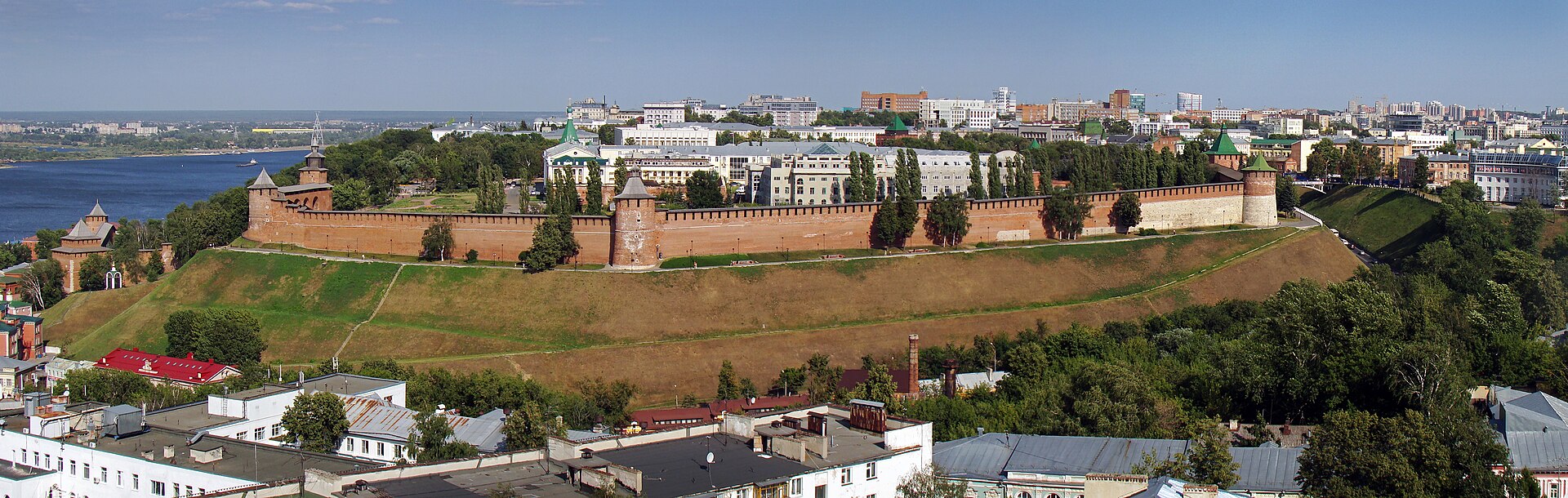 Панорама стен и башен Нижегородского кремля на высоком берегу Волги